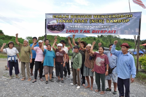 Sambob Community Blockade in Sungai Jamutin, Belega. Photo Credit: Peter Kallang, SAVE Rivers