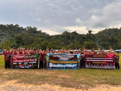 Community protest in Long Kawa against the construction of cascading dams